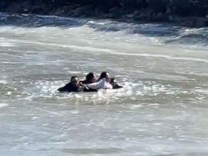 Permukaan Es Runtuh, Turis Terperosok ke Sungai