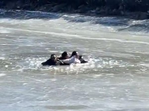 Permukaan Es Runtuh, Turis Terperosok ke Sungai