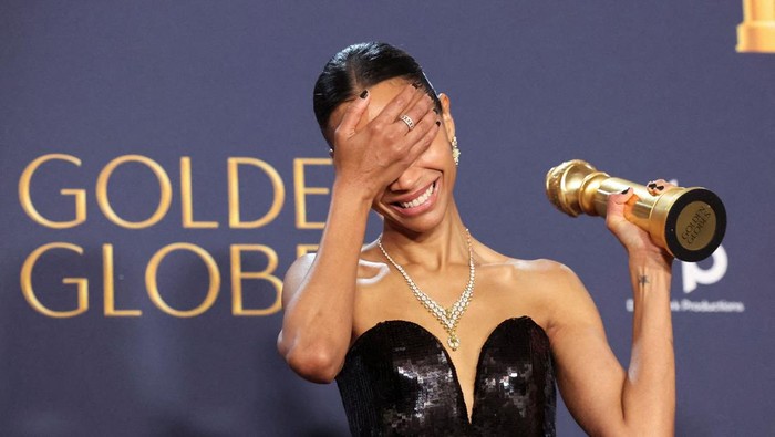 Zoe Saldana Zoe Saldana poses with the Best Performance by a Female Actor in a Supporting Role in An Motion Picture Award for Emilia Perez, at the 82nd Golden Globe Awards in Beverly Hills, California, U.S., January 5, 2025. REUTERS/Mario Anzuoni TPX IMAGES OF THE DAY