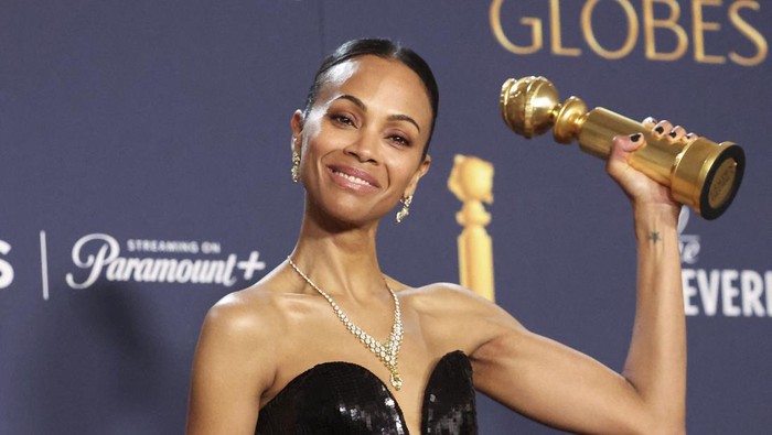 Zoe Saldana Zoe Saldana poses with the Best Performance by a Female Actor in a Supporting Role in An Motion Picture Award for