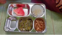 Unggahan netizen Facebook ini memperlihatkan menu MBG yang diterima anaknya. Terlihat ada nasi, tumis tauge dan kacang panjang, ayam bumbu kuah gurih, dan sepotong semangka. Foto: X/kememkeu