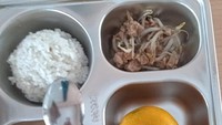 Di salah satu daerah Jawa Barat, menu MBG terlihat pucat. Lauk ayam, telur rebus, dan tumisan semuanya berwarna cokelat. Kemudian dilengkapi sebutir jeruk. Foto: X/estd666