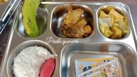 Tak semua menu MBG kabarnya mendapat susu, tapi netizen ini menunjukkan MBG dengan susu kotak. Lauknya ayam goreng, tumis sawi putih tahu, serta pisang. Foto: Facebook Padli Gunners