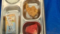 Netizen X @dramaticpaw menunjukkan menu MBG yang dibagikan temannya yang merupakan guru SMP. Terlihat ayam goreng tepungnya hanya potongan kecil. Foto: X/dramaticpaw