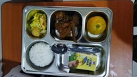 Menu MBG ini didapat netizen @peaceeehunter di tempat sekolah anaknya. Menu untuk anak SD ini dilengkapi ayam kecap, tumis sawi tahu, jeruk, dan susu cokelat. Foto: X/peaceeehunter