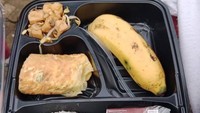 Di MIN 1 Lombok Tengah, menunya terlihat lengkap. Berisi nasi, telur dadar, tumis tahu, pisang, dan susu cokelat. Nutrisinya pun dinilai cukup untuk kebutuhan harian siswa. Foto: X/kememkeu