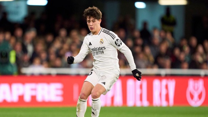 CARTAGENA, SPAIN - JANUARY 06: Arda Guler of Real Madrid CF runs with the ball during the Copa del Rey Round of 32 match between Deportivo Minera and Real Madrid CF at Estadio Cartagonova on January 06, 2025 in Cartagena, Spain. (Photo by Mateo Villalba/Getty Images)