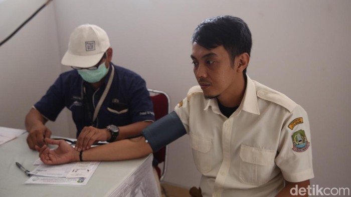 Sejumlah Tenaga Kerja Kontrak (TKK) Pemkot Bekasi yang lolos seleksi menjadi Pegawai Pemerintah dengan Perjanjian Kerja (PPPK) melaksanakan Medical Check Up di Stadion Patriot Chandrabhaga, Bekasi, Jawa Barat, Selasa (7/1/2025).