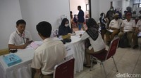 Sejumlah Tenaga Kerja Kontrak (TKK) Pemkot Bekasi yang lolos seleksi menjadi Pegawai Pemerintah dengan Perjanjian Kerja (PPPK) melaksanakan Medical Check Up di Stadion Patriot Chandrabhaga, Bekasi, Jawa Barat, Selasa (7/1/2025).  