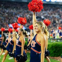 Abbie mengungkap kekhawatirannya terkait menurunnya keterlibatan rang-orang berusia 25 hingga 54 tahun di dunia kerja setelah pandemi Covid.   “Aku yakin kita perlu mendorong mereka (orang-orang) untuk bergabung dengan dunia kerja, beradaptasi dengan keterampilan baru, dan belajar untuk berkembang di dunia kerja dan industri yang kita miliki saat ini,” katanya. Foto: Instagram Abbie Stockard