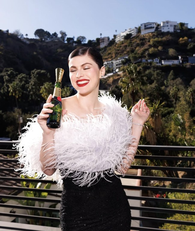 Alexandra Daddario mempertegas kecantikannya dengan lipstik merah bold. Lipstik merah selalu menjadi pilihan tepat untuk menghadirkan kesan klasik dan elegan. Pastikan garis bibir rapi dengan menggunakan lip liner sebelum mengaplikasikan lipstik. Foto: dok. Instagram