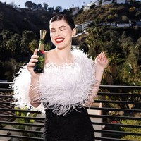 Alexandra Daddario mempertegas kecantikannya dengan lipstik merah bold. Lipstik merah selalu menjadi pilihan tepat untuk menghadirkan kesan klasik dan elegan. Pastikan garis bibir rapi dengan menggunakan lip liner sebelum mengaplikasikan lipstik. Foto: dok. Instagram