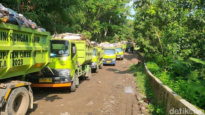 Antrean truk pengangkut sampah di TPAS Gunung Santri, Kabupaten Cirebon.