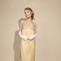 Ariana Grande tampil memukau dengan poni pendek (baby bangs) yang terinspirasi dari gaya ikonik Audrey Hepburn. Rambutnya dikuncir sleek untuk kesan yang lebih rapi. Gaya ini cocok bagi pemilik dahi lebar yang ingin tampil anggun. Foto: dok. Instagram @arianagrande