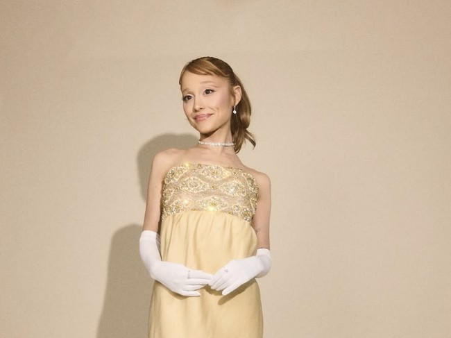 Ariana Grande tampil memukau dengan poni pendek (baby bangs) yang terinspirasi dari gaya ikonik Audrey Hepburn. Rambutnya dikuncir sleek untuk kesan yang lebih rapi. Gaya ini cocok bagi pemilik dahi lebar yang ingin tampil anggun. Foto: dok. Instagram @arianagrande