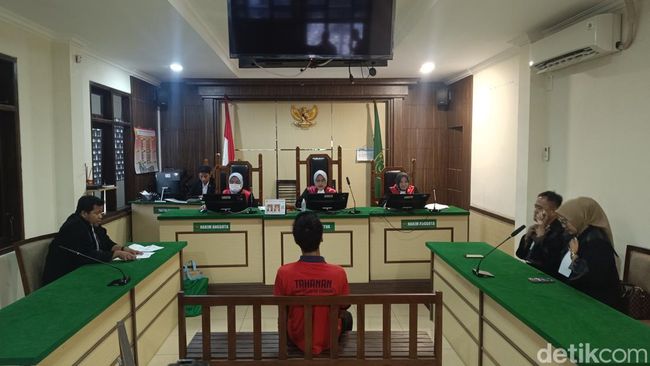 Armor Toreador jalani sidang vonis kasus KDRT terhadap istrinya, Cut Intan Nabila.