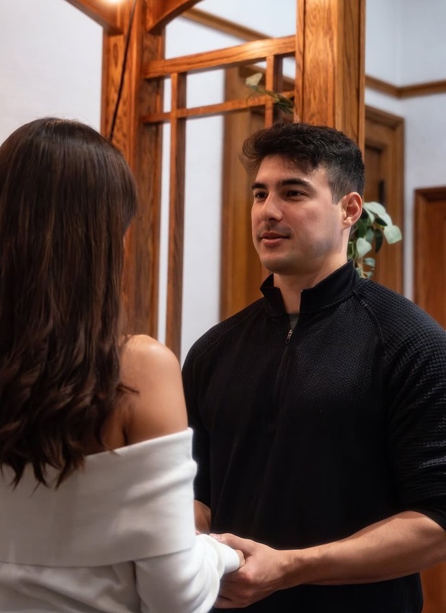 Sementara Tyler mengenakan jaket hitam polos berisleting dan potongan kerah tinggi. Penampilan Tyler sebagai pengantin pria juga tak kalah simpel dan sederhana. Foto: Instagram/@aurelie