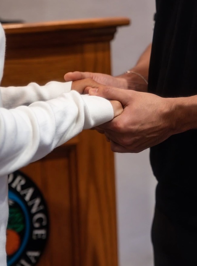 Digelar tertutup dan sederhana, pernikahan Aurelie dan Tyler berlangsung lancar dan sakral. Beragam ucapan selamat pun membanjiri akun media sosial pasutri baru tersebut. Foto: Instagram/@aurelie