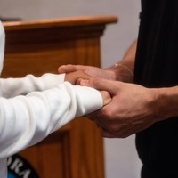 Digelar tertutup dan sederhana, pernikahan Aurelie dan Tyler berlangsung lancar dan sakral. Beragam ucapan selamat pun membanjiri akun media sosial pasutri baru tersebut. Foto: Instagram/@aurelie