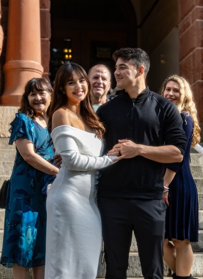 Riasan wajah natural juga melengkapi tampilan simpel dan sederhana Aurelie. Meski demikian wanita keturunan Belgia itu tetap terlihat cantik mempesona. Foto: Instagram/@aurelie