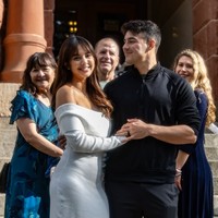 Riasan wajah natural juga melengkapi tampilan simpel dan sederhana Aurelie. Meski demikian wanita keturunan Belgia itu tetap terlihat cantik mempesona. Foto: Instagram/@aurelie