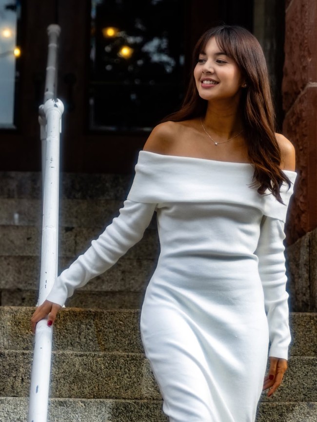 Aurelie memilih dress sabrina lengan panjang berwarna putih polos. Rambut panjangnya juga hanya dibiarkan terurai dengan sedikit dikeriting pada bagian bawahnya. Foto: Instagram/@aurelie