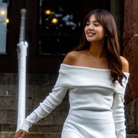 Aurelie memilih dress sabrina lengan panjang berwarna putih polos. Rambut panjangnya juga hanya dibiarkan terurai dengan sedikit dikeriting pada bagian bawahnya. Foto: Instagram/@aurelie