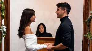 Terlihat busana Aurelie Moeremans dan Tyler Bigenho begitu sederhana. Foto: Instagram Aurelie Moeremans
