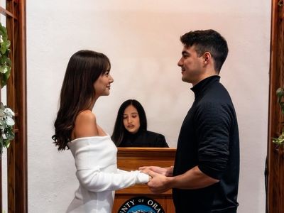 8 Foto Baju Pernikahan Simpel Aurelie Moeremans saat Dinikahi Tyler Bigenho