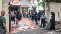Para pelayat sudah terlihat datang dari pagi. Foto: Febri/detikhot