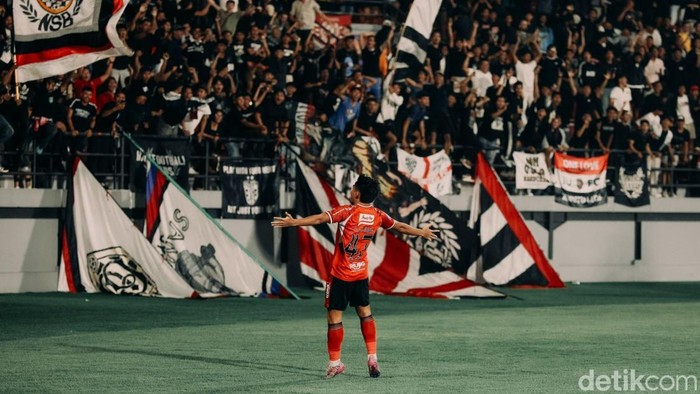 Rahmat Arjuna berselebrasi seusai mencetak gol ke gawang Persib, Selasa (7/1/2025).