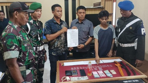 AK, (26) terduga bandar sabu yang ditangkap TNI dari Koramil Woha, di Desa Keli, Kecamatan Woha, Kabupaten Bima, Senin (6/1/2025) malam. (Dok. Koramil Woha)