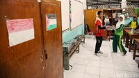 Satu persatu para siswa mendapat jatah makan siang mereka.