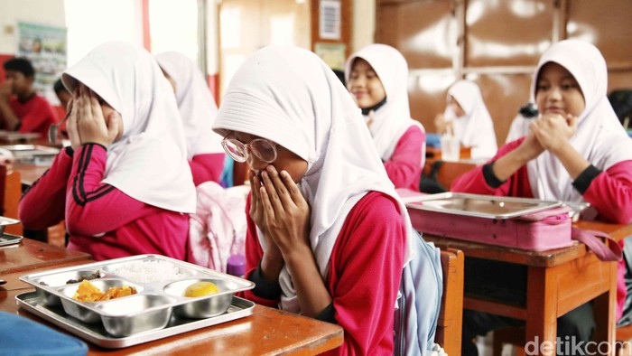 Program Makan Bergizi Gratis hari kedua di SDN Pulo Gebang 07, Cakung, Jakarta Timur, terpantau lancar. Begini suasananya.
