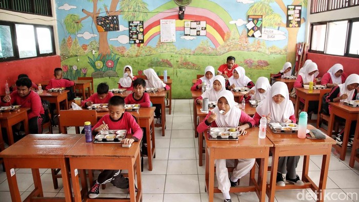 Program Makan Bergizi Gratis hari kedua di SDN Pulo Gebang 07, Cakung, Jakarta Timur, terpantau lancar. Begini suasananya.