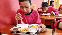 Anak-anak makan dengan lahap.