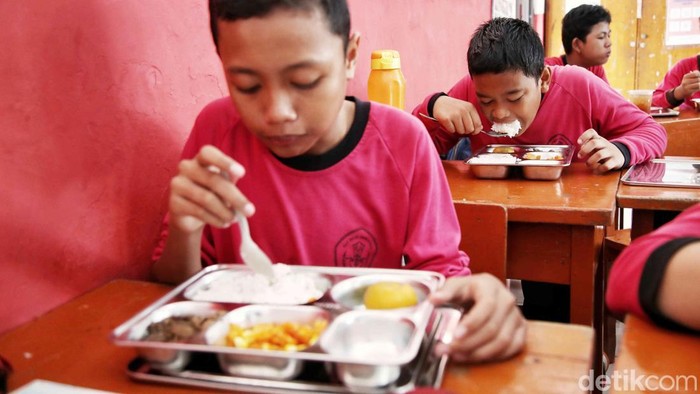 Program Makan Bergizi Gratis hari kedua di SDN Pulo Gebang 07, Cakung, Jakarta Timur, terpantau lancar. Begini suasananya.