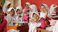 Ekspresi anak-anak usai makan siang gratis.