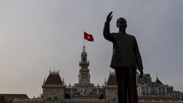Bendera Vietnam berkibar di atas balai kota di belakang patung Ho Chi Minh di Kota Ho Chi Minh, Vietnam, Jumat, 12 Januari 2024. (AP Photo/Jae C. Hong/File Foto)