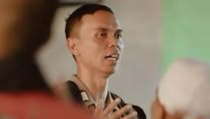 Bhabinkamtibmas Polsek Sagalaherang, Polres Subang, Bripka Erick Syafrudinsyam, merangkul dan membina ODGJ di desa binaannya