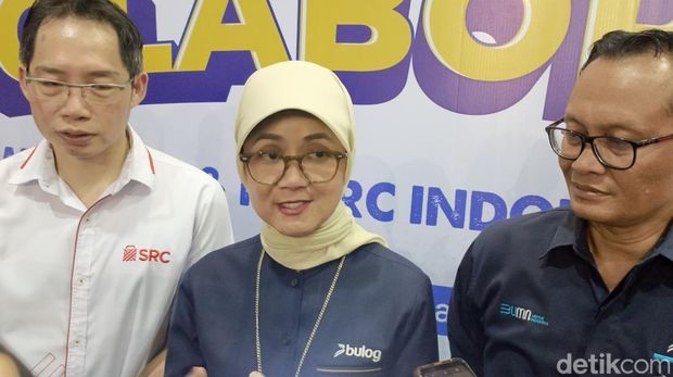 Pimpinan Wilayah  Bulog Jateng, Sopran Kenedi (kanan) dan Direktur Bisnis Perum Bulog, Febby Novita (tengah) memberikan keterangan di Semarang.