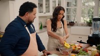 Untuk bagian island dapur Meghan Markle bukan dari marmer, melainkan berunsur kayu. Jadi, permukaannya tak licin. Foto: YouTube Netflix