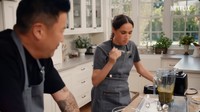 Dalam potongan gambar satu ini, terlihat dapur Meghan yang bagian kabinetnya rapi. Kabinetnya juga berwarna putih dan diberikan hiasan bunga. Foto: YouTube Netflix