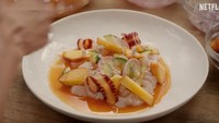 Peralatan makan yang digunakan Meghan juga tampak klasik. Ia menggunakan piring porselain saa menyajikan sajian salad. Foto: YouTube Netflix