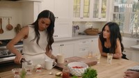 Dalam tayangan With Love, Meghan di Netflix akan menampilkan Meghan yang memasak untuk para tamunya. Seperti yang ditunjukkan dalam potongan gambar berikut ini. Meghan terlihat menyiapkan es krim. Foto: YouTube Netflix