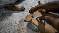 Saat ini kebutuhan bahan baku yang harus dipenuhi dari impor untuk produksi alas kaki mencapai 50 persen. 