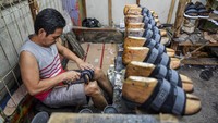 Pekerja menyelesaikan produksi sepatu di sentra produksi sepatu Cibaduyut, Bandung, Jawa Barat, Selasa (7/1/2025). 