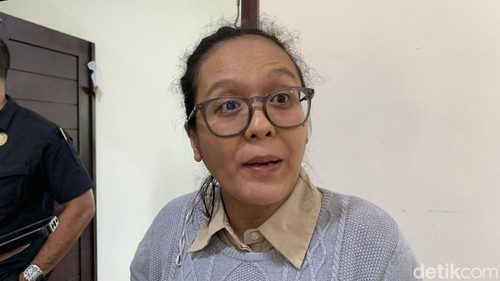 Dian Permata Sari saat menemui AWK di kantor DPD RI Bali melaporkan kasusnya, Denpasar, Selasa (7/1/2025). (Rizki Setyo)