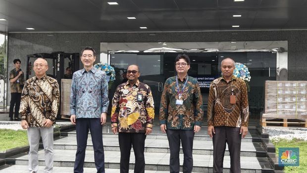 Direktur Jenderal (Dirjen) Industri Logam, Mesin, Alat Transportasi dan Elektronika (ILMATE), Setia Diarta ditemui usai kunjungan ke PT Samsung Electronics Indonesia, Cikarang Utara, Bekasi, Selasa (7/1/2025). (CNBC Indonesia/Novina Putri Besari)