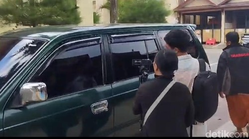 Dosen penyuka sesama jenis di Kota Mataram inisial LR, seusai diperiksa penyidik Direktorat Reserse Kriminal Umum (Ditreskrimum) Polda NTB, Selasa (7/1/2025) sore. (Edi Suryansyah/detikBali)